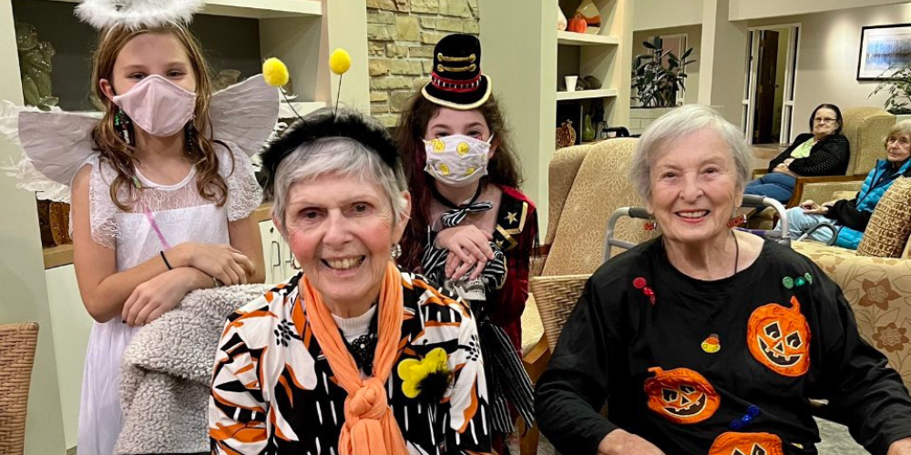 Gurney Service Learning Club Visits Hamlet Residents on Halloween